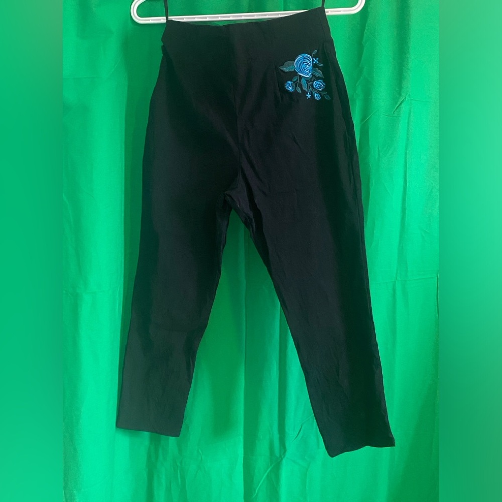 Rockabilly style capris, with embroidered roses